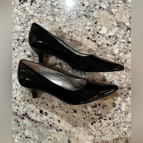 Trotters Women’s Black Patent Leather Pointed Toe 2” Heel Size 10 - Picture 3 of 12